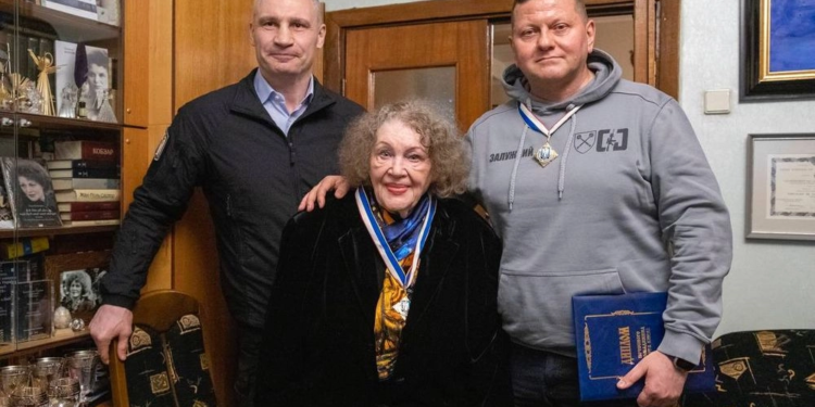 Ліна Костенко та Валерій Залужний стали почесними громадянами Києва (ФОТО)