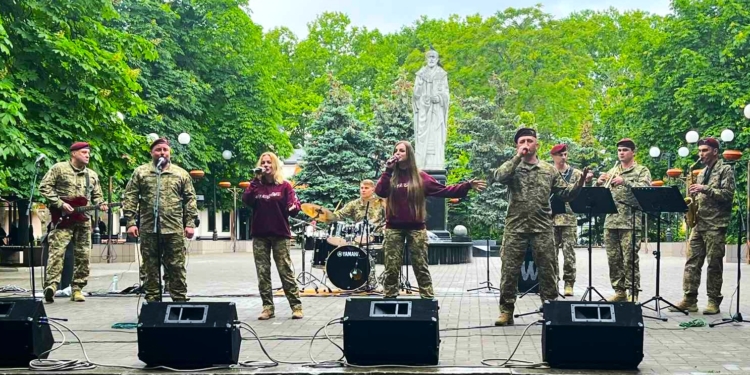 У День вишиванки в Миколаєві дав концерт оркестр 199-го навчального центру ДШВ ЗСУ (ФОТО, ВІДЕО)