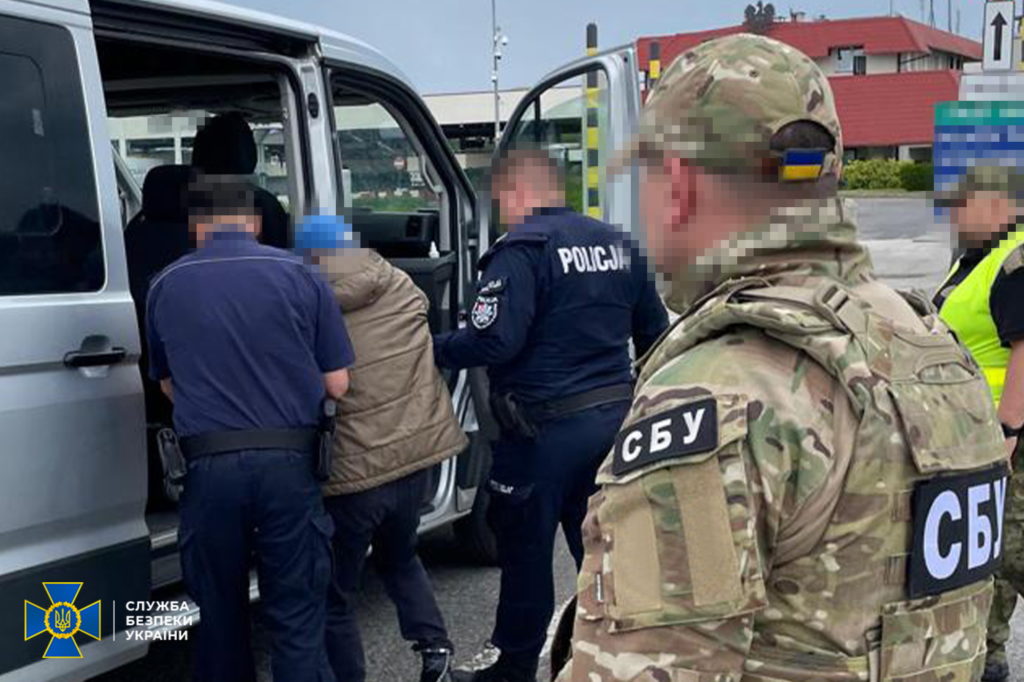З України до Польщі екстрадували координатора міграційної кризи на кордоні ЄС та Білорусі (ФОТО) 3