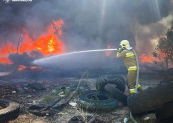 У Миколаєві загасили пожежу автомобільних шин (ФОТО)