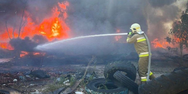 У Миколаєві загасили пожежу автомобільних шин (ФОТО)