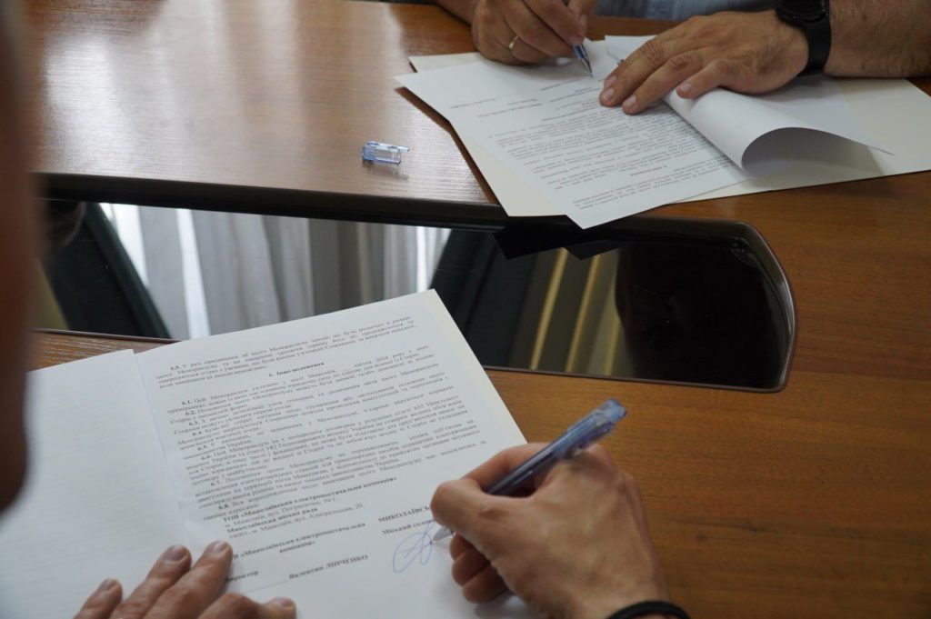 Мер Миколаєва підписав меморандум з Миколаївською електропостачальною компанією щодо встановлення зарядних станцій для електрокарів (ФОТО) 3