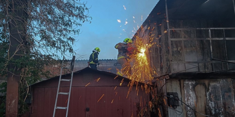 У Миколаєві на Індустріальній горів двоповерховий гараж (ФОТО)
