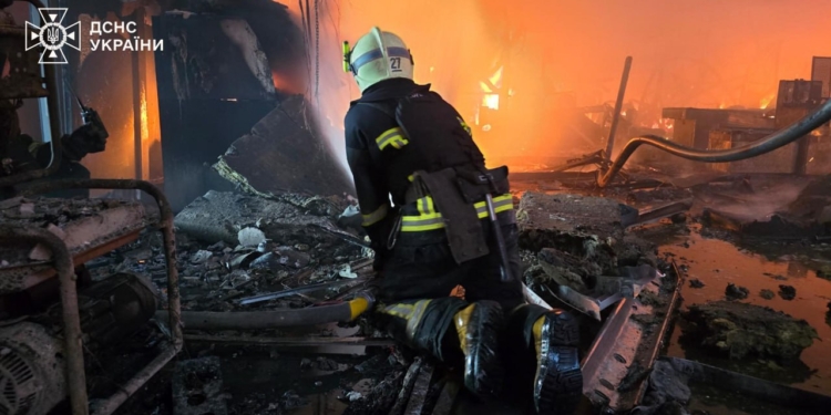 У Харкові збільшилась кількість постраждалих внаслідок влучання російських КАБів, пожежа в «Епіцентрі» локалізована (ФОТО)