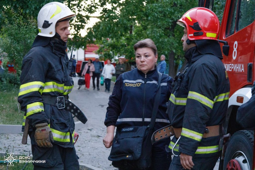 Рятувальники показали наслідки нічної атаки Вінничини (ФОТО) 1