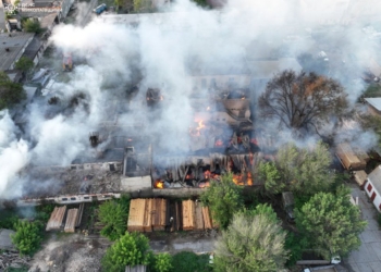 У Миколаєві горить деревообробне підприємство (ФОТО, ВІДЕО)