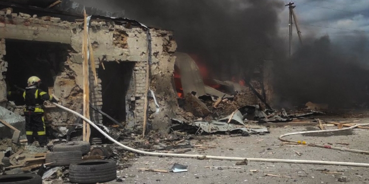 Внаслідок ракетної атаки на Снігурівку на Миколаївщині 2 людей загинуло, 5 постраждали (ФОТО)