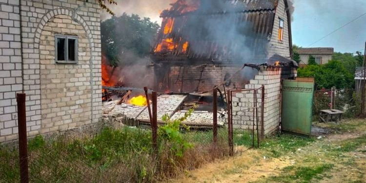 Під Миколаєвом згоріла дача і 2 авто (ФОТО)