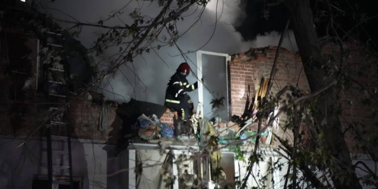 Внаслідок нічного ракетного удару по 5-поверхівці в Харкові 3 загиблих, 12 поранених (ФОТО, ВІДЕО)