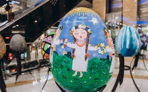 В центрі Києва діє виставка гігантських писанок, які були врятовані від ворожих обстрілів (ФОТО)