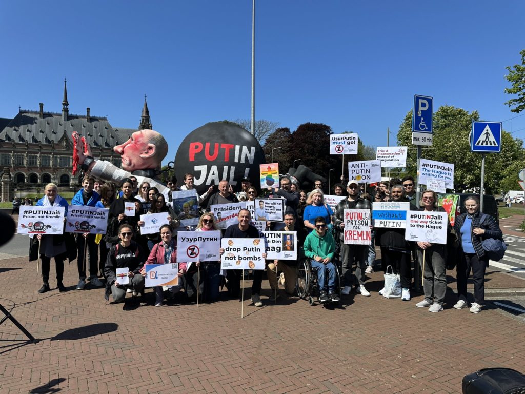 Його місце в’язниця, а не Кремль - в Гаазі пройшла акція проти кривавого Путіна (ФОТО) 6