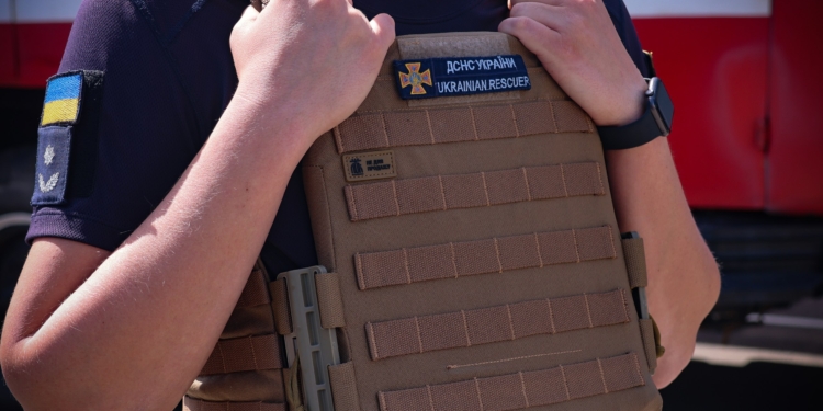 Миколаївські рятувальники отримали бронежилети від Львівського оборонного кластеру (ФОТО)