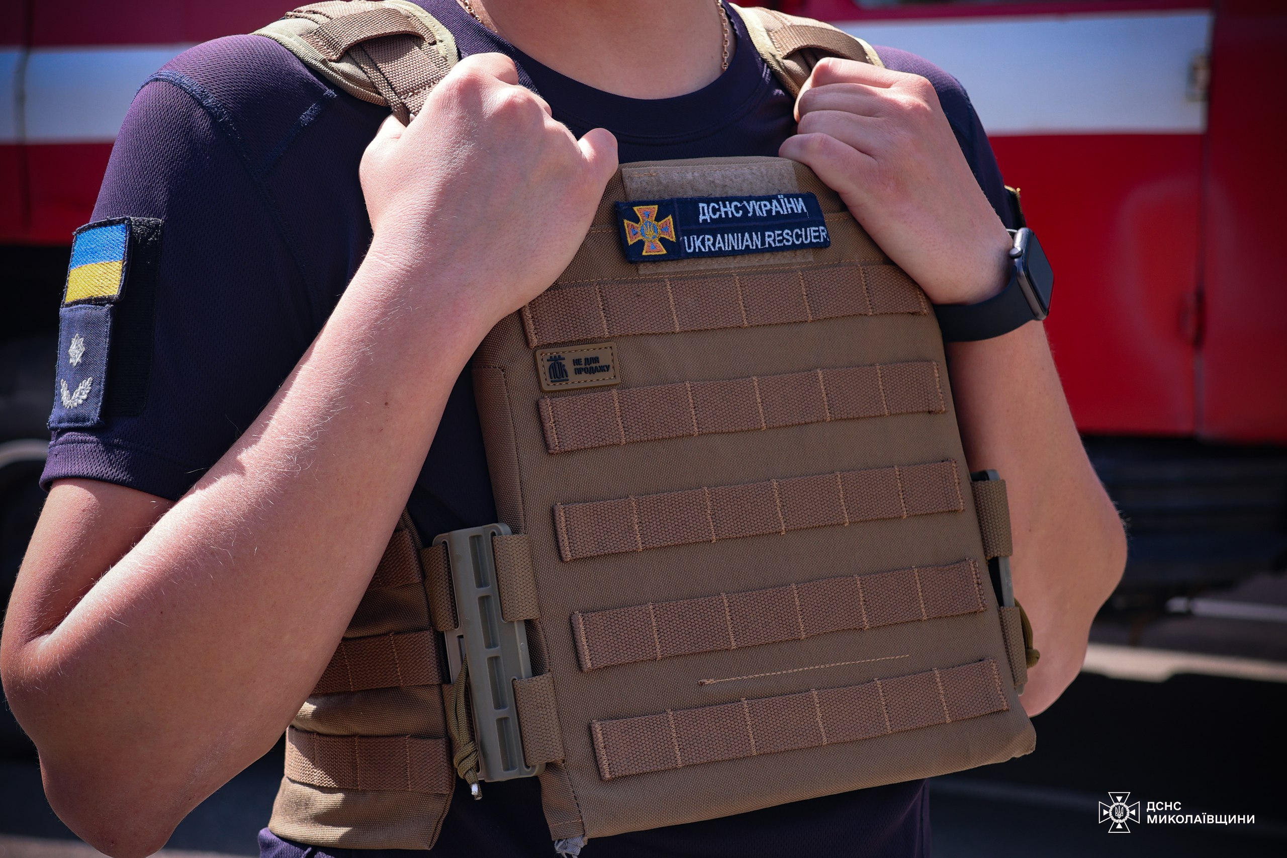Миколаївські рятувальники отримали бронежилети від Львівського оборонного кластеру (ФОТО)