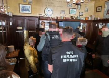 Група осіб намагалась надати $1 млн. співробітнику СБУ за сприяння у захопленні підприємства (ФОТО)