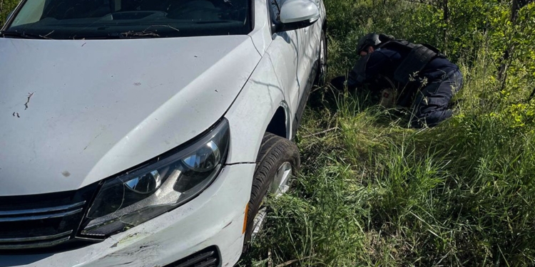 На Миколаївщині автівка злетіла в кювет на потенційно замінованій території – витягали рятувальники (ФОТО)