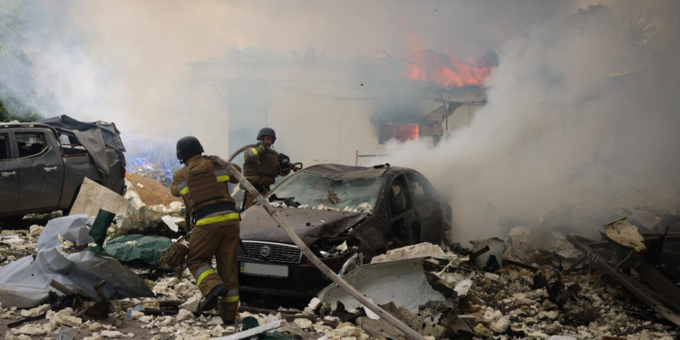 Наслідки ракетного удару по Миколаєву: пожежу ще гасять (ФОТО)