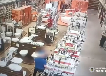 Опубліковане відео моменту удару по “Епіцентру” в Харкові – зсередини (ВІДЕО)
