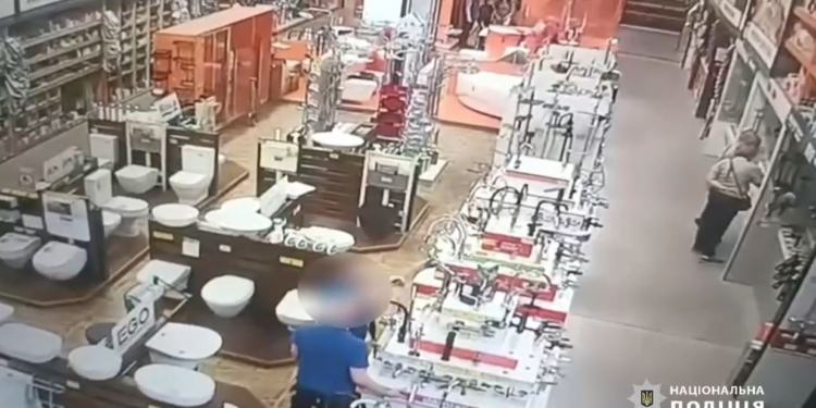 Опубліковане відео моменту удару по “Епіцентру” в Харкові – зсередини (ВІДЕО)