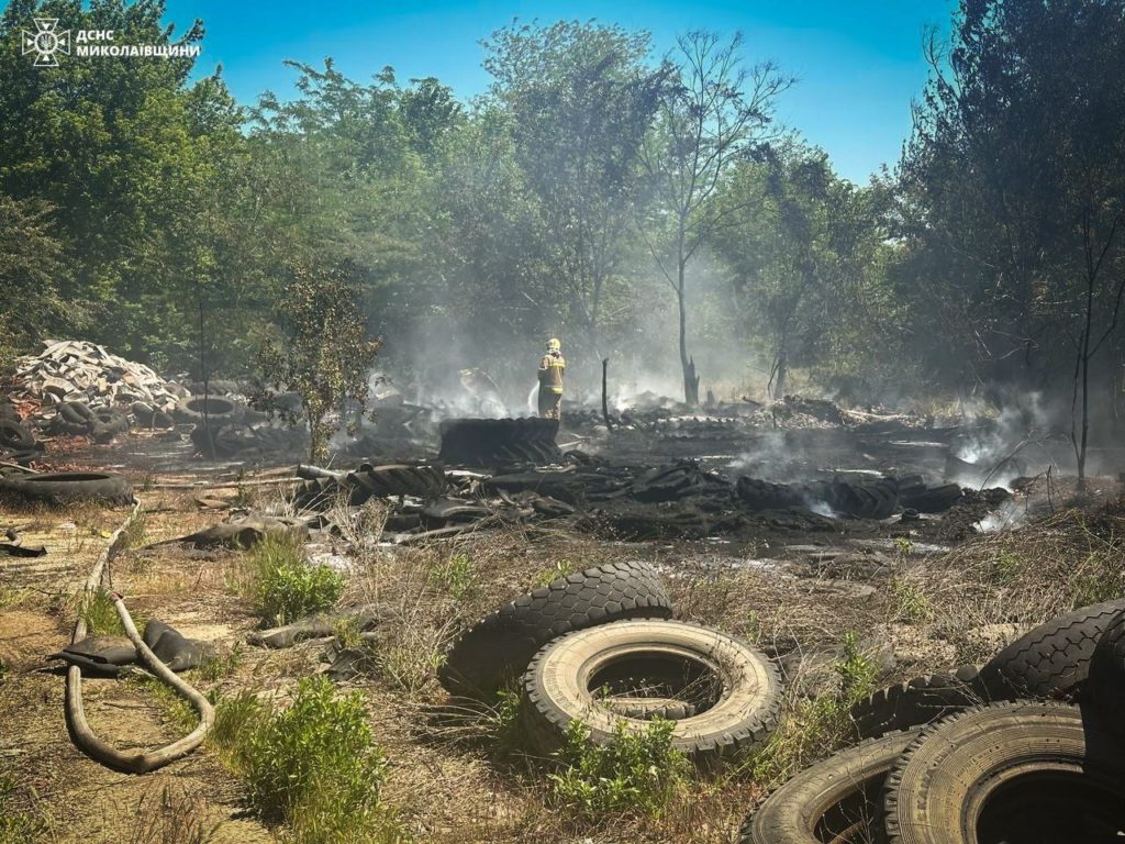 У Миколаєві загасили пожежу автомобільних шин (ФОТО) 5