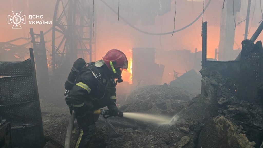 У Харкові збільшилась кількість постраждалих внаслідок влучання російських КАБів, пожежа в «Епіцентрі» локалізована (ФОТО) 5