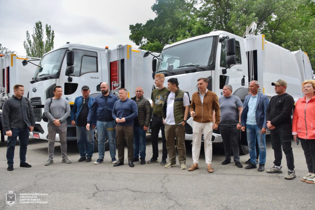 Трьом громадам Миколаївщини передали сучасну спецтехніку для збору та транспортування ТПВ (ФОТО) 5