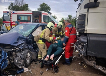 На Миколаївщині біля с.Красне зіткнулись Mersedes та вантажний MAN, водійку затисло уламками (ФОТО)