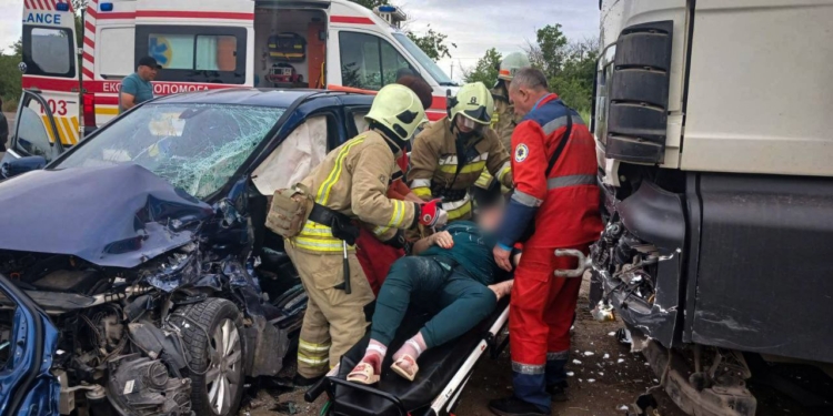 На Миколаївщині біля с.Красне зіткнулись Mersedes та вантажний MAN, водійку затисло уламками (ФОТО)