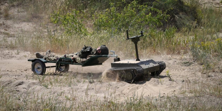 Міноборони спільно з Мінстратегпромом провели випробування техніки для порятунку людей з поля бою (ФОТО)