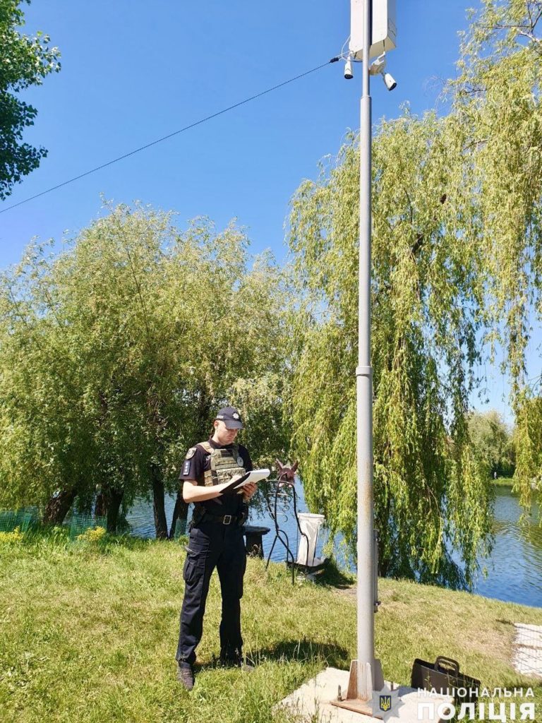 У Первомайську на Миколаївщині п’яний чоловік псував вуличні камери відеоспостереження, а потім сам здався поліції (ФОТО) 6