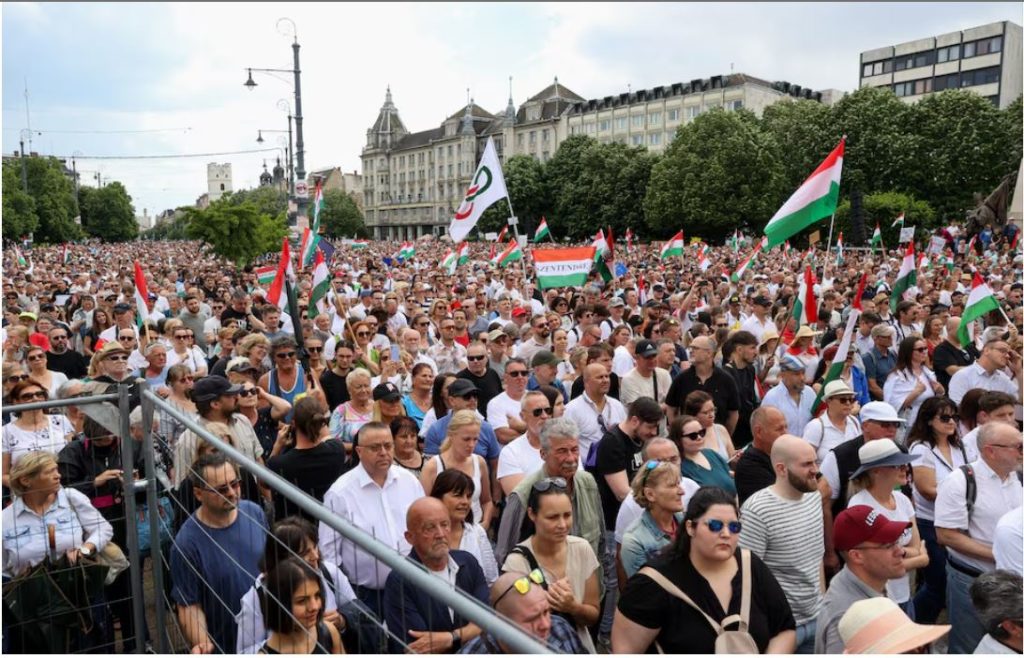 Угорці знову протестують проти Орбана - вже не в столиці (ФОТО) 4