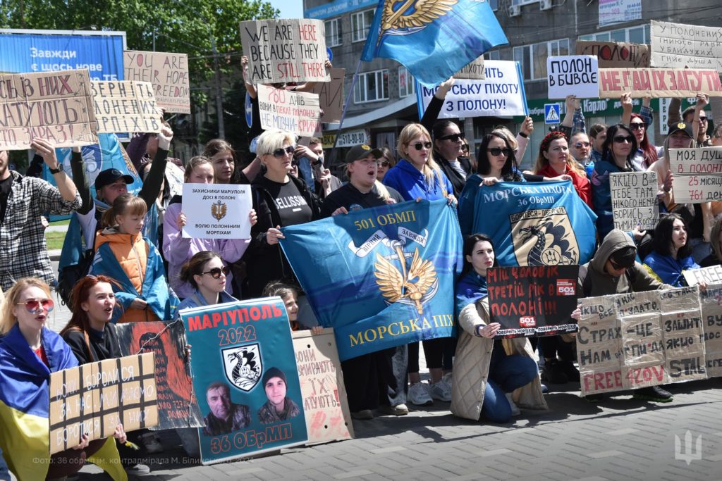 Рідні та близькі полонених миколаївських морпіхів вчергове закликали повернути наших захисників з російського полону (ФОТО) 5