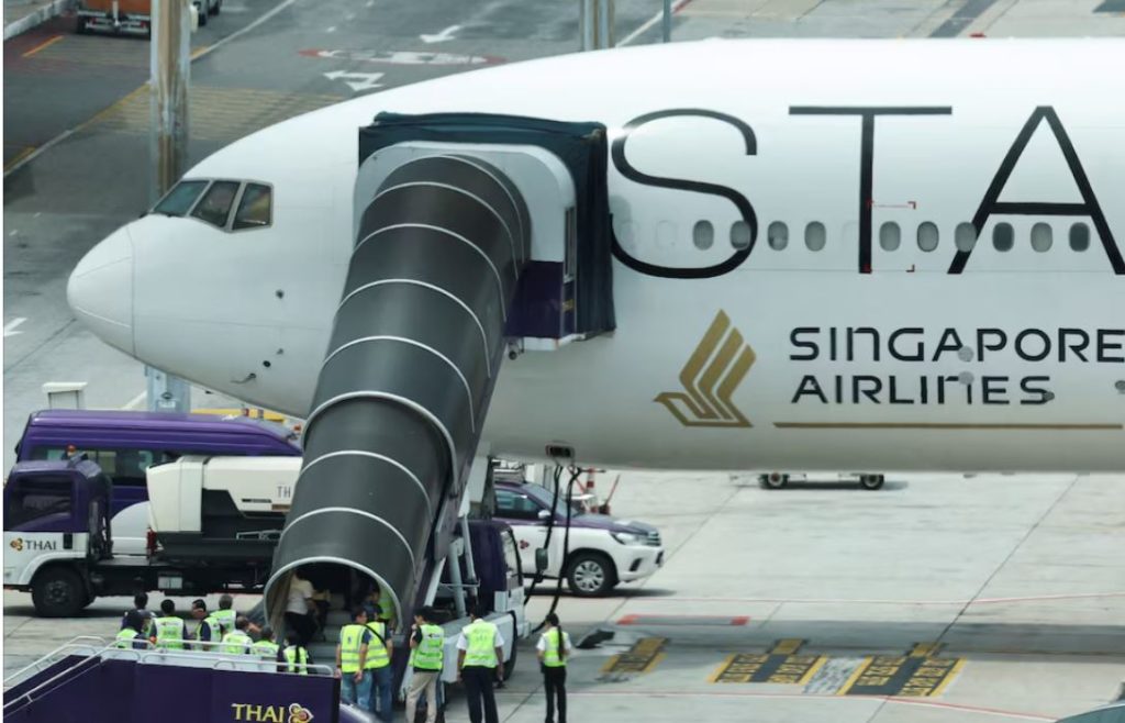 Різко почав падати, людей плющило об стелю. В літаку, що летів в Сингапур, загинув пасажир, десятки постраждалих (ФОТО, ВІДЕО) 1