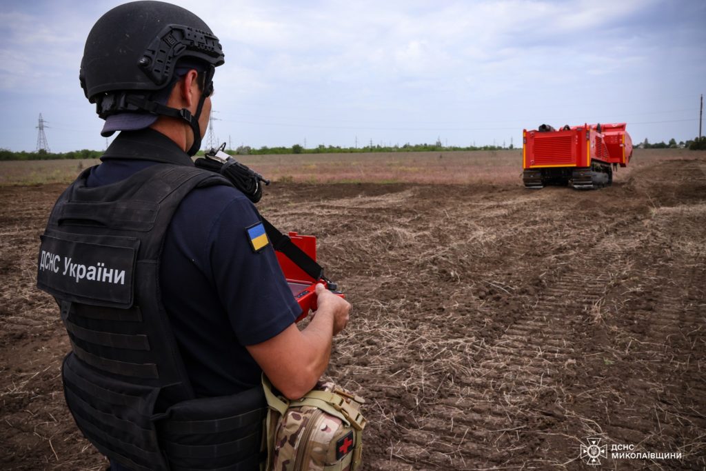 На Миколаївщині завдяки роботі машин механізованого розмінування вже очищено 166,3 га території (ФОТО, ВІДЕО) 8