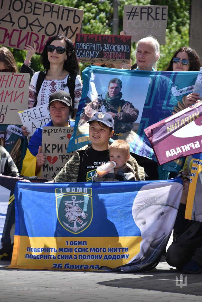 Рідні та близькі полонених миколаївських морпіхів вчергове закликали повернути наших захисників з російського полону (ФОТО) 7