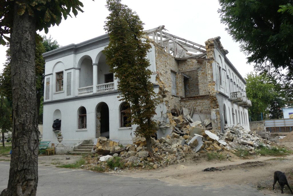 Що ворог не добив. У Миколаєві чоловік віп-чиновниці і соратниці мера демонтував частину пам‘ятки архітектури (ФОТО) 6