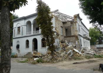 Що ворог не добив. У Миколаєві чоловік віп-чиновниці і соратниці мера  демонтував частину пам‘ятки архітектури (ФОТО)