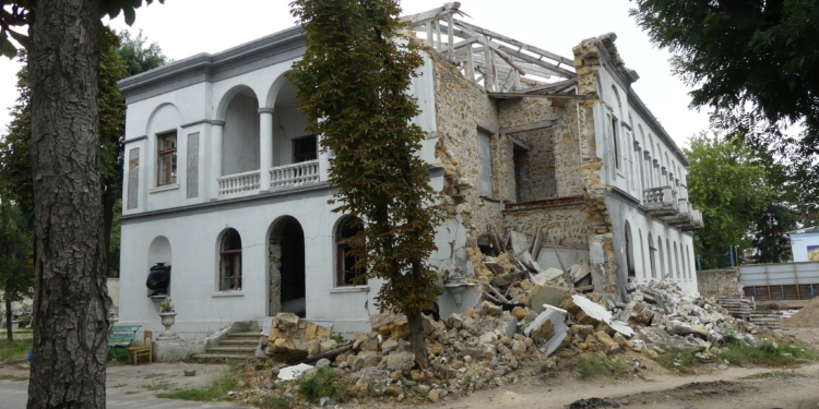 Що ворог не добив. У Миколаєві чоловік віп-чиновниці і соратниці мера  демонтував частину пам‘ятки архітектури (ФОТО)