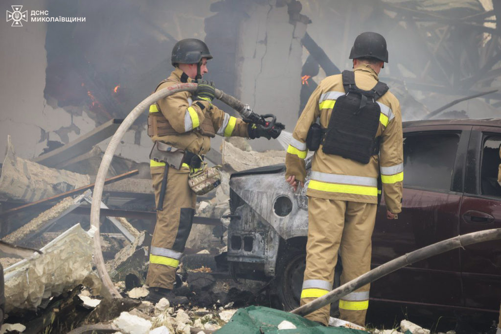 Наслідки ракетного удару по Миколаєву: пожежу ще гасять (ФОТО) 8