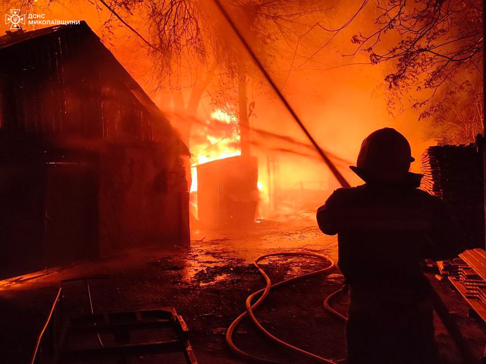 У Миколаєві горить деревообробне підприємство (ФОТО, ВІДЕО) 8