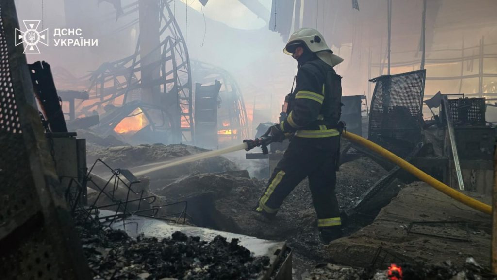 У Харкові збільшилась кількість постраждалих внаслідок влучання російських КАБів, пожежа в «Епіцентрі» локалізована (ФОТО) 7