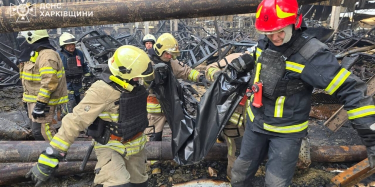 Кількість загиблих в атакованому вчора росіянами гіпермаркеті в Харкові знов збільшилась (ФОТО)