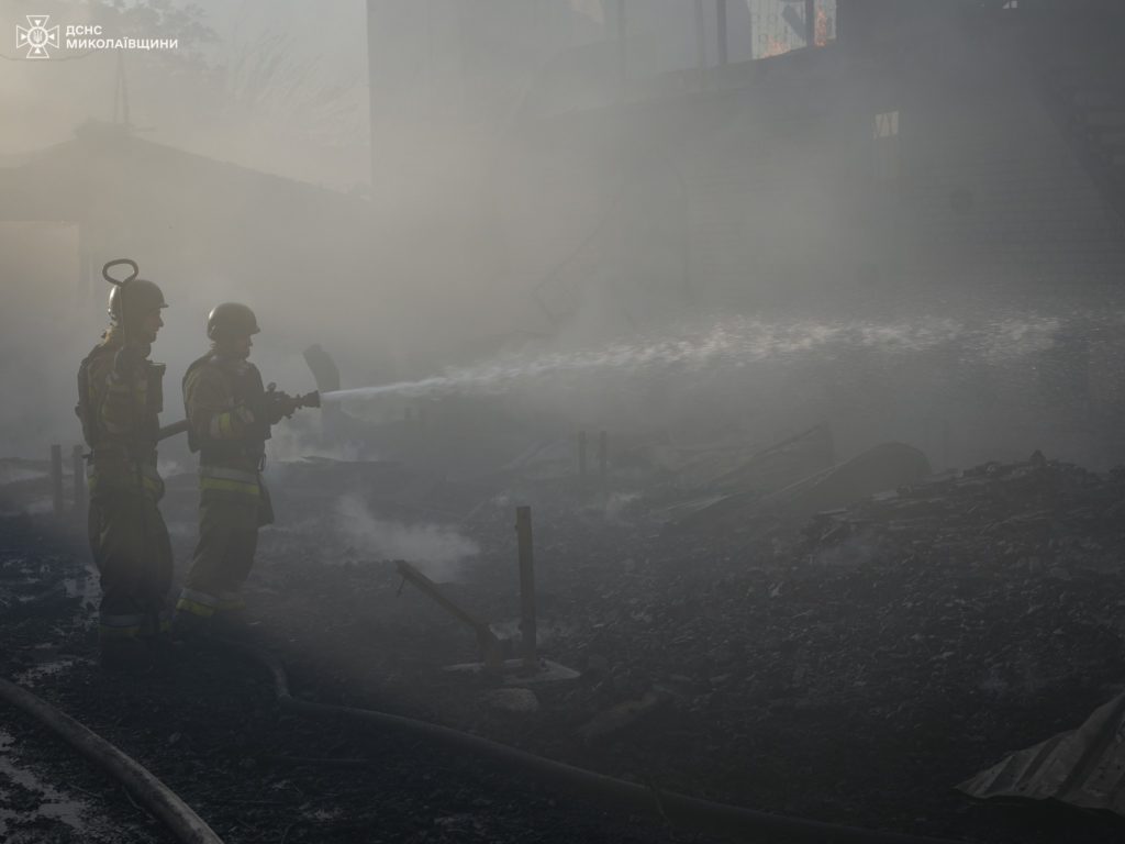 ДСНС ліквідувало пожежу на деревообробному підприємстві у Миколаєві (ФОТО) 4