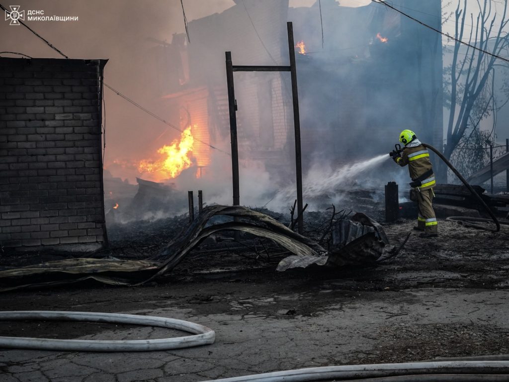 ДСНС ліквідувало пожежу на деревообробному підприємстві у Миколаєві (ФОТО) 6