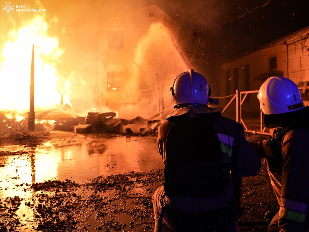 ДСНС ліквідувало пожежу на деревообробному підприємстві у Миколаєві (ФОТО) 16