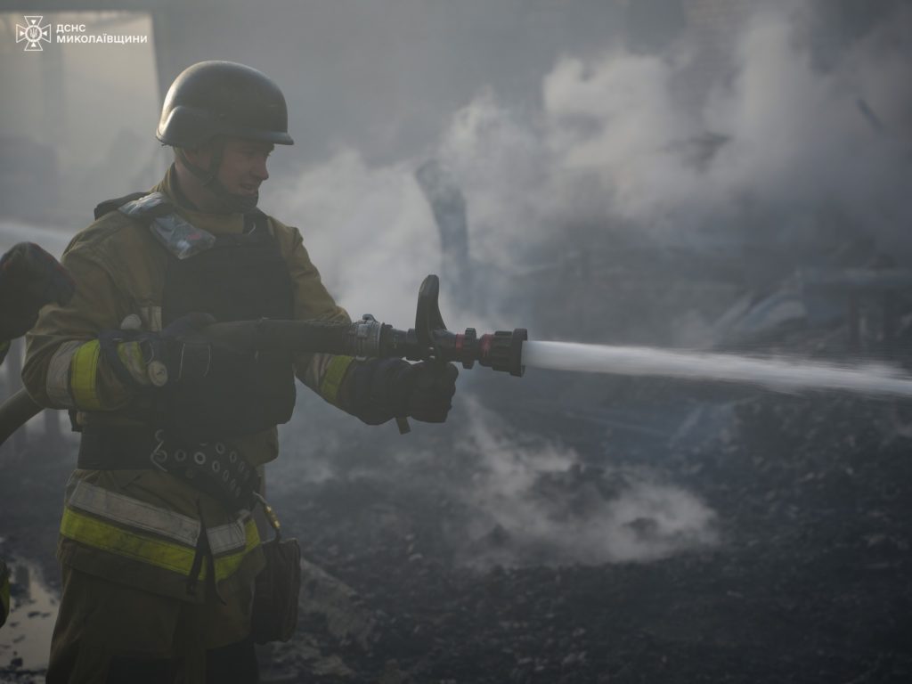 ДСНС ліквідувало пожежу на деревообробному підприємстві у Миколаєві (ФОТО) 2