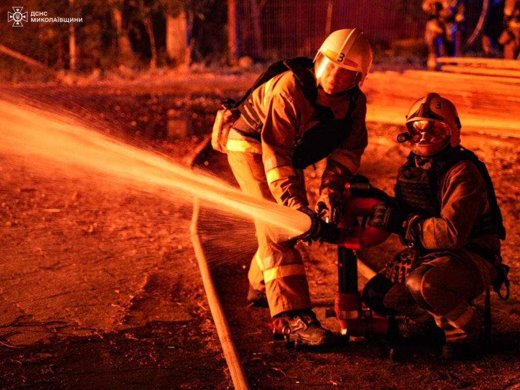 ДСНС ліквідувало пожежу на деревообробному підприємстві у Миколаєві (ФОТО) 12