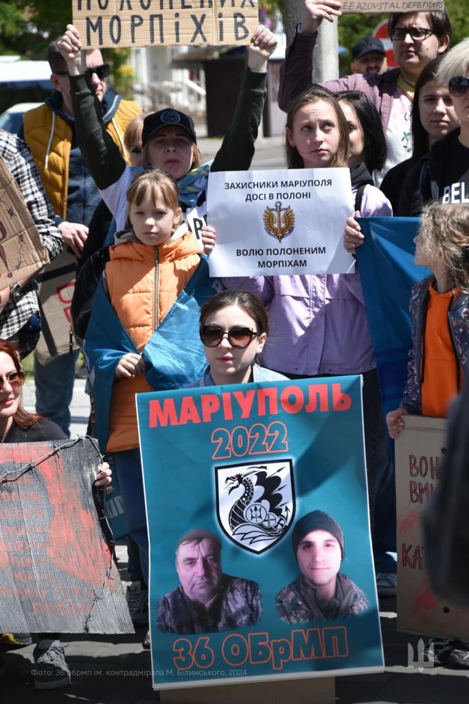 Рідні та близькі полонених миколаївських морпіхів вчергове закликали повернути наших захисників з російського полону (ФОТО) 10