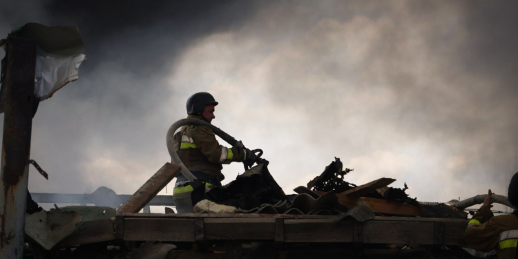 Наслідки ракетного удару по Миколаєву: пожежу ще гасять (ФОТО)