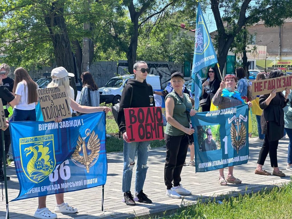 У Миколаєві відбулась акція на підтримку військових та цивільних громадян, яких росія незаконно утримує в полоні (ФОТО) 9
