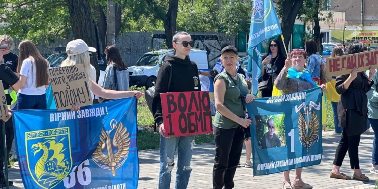 У Миколаєві відбулась акція на підтримку військових та цивільних громадян, яких росія незаконно утримує в полоні (ФОТО)